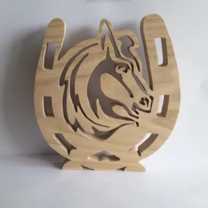 tête de cheval dans fer à cheval fait en bois chantourné