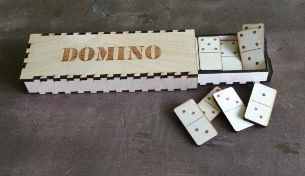 jeux de société dominos faits en bois