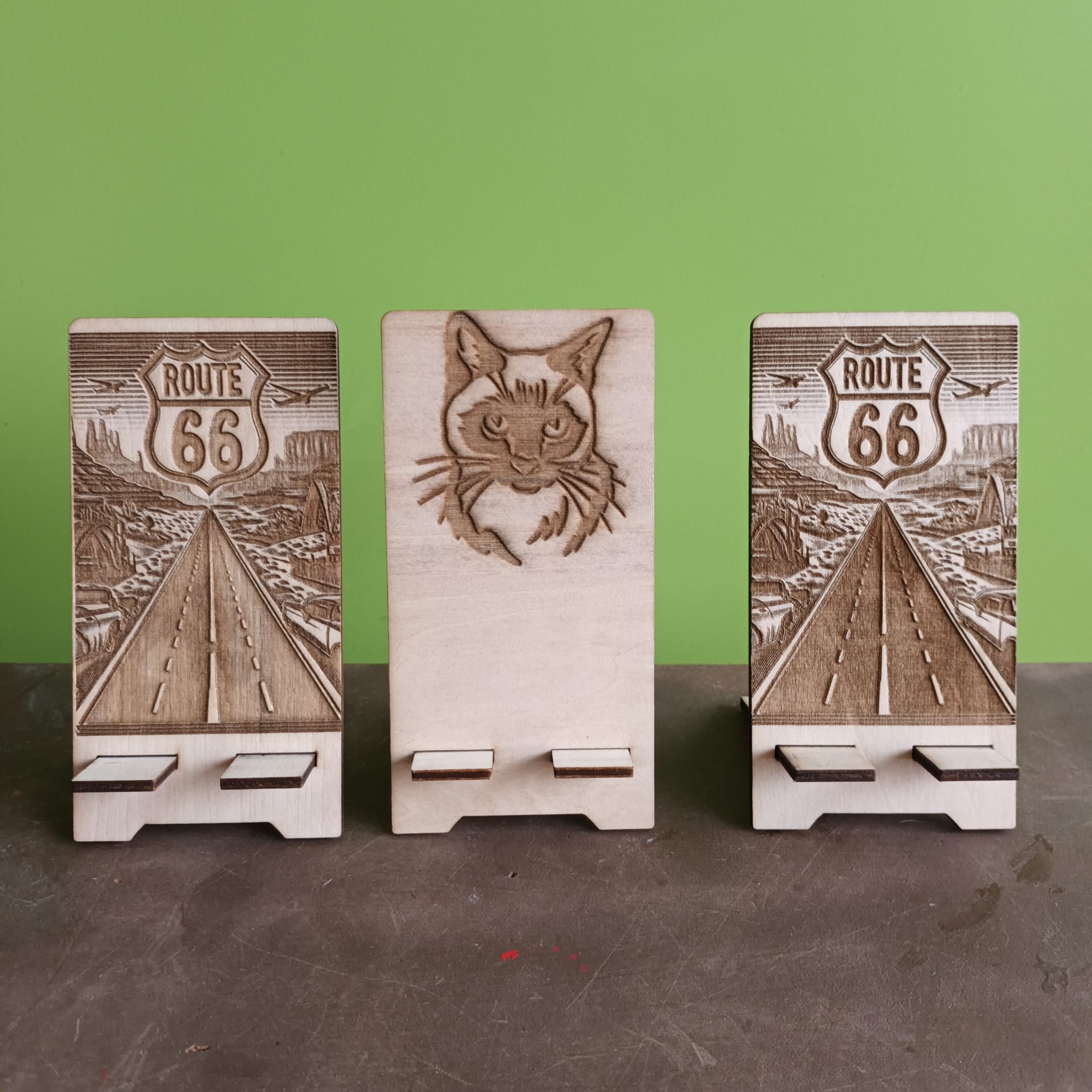 support téléphone tablette en bois modèle chat / route 66