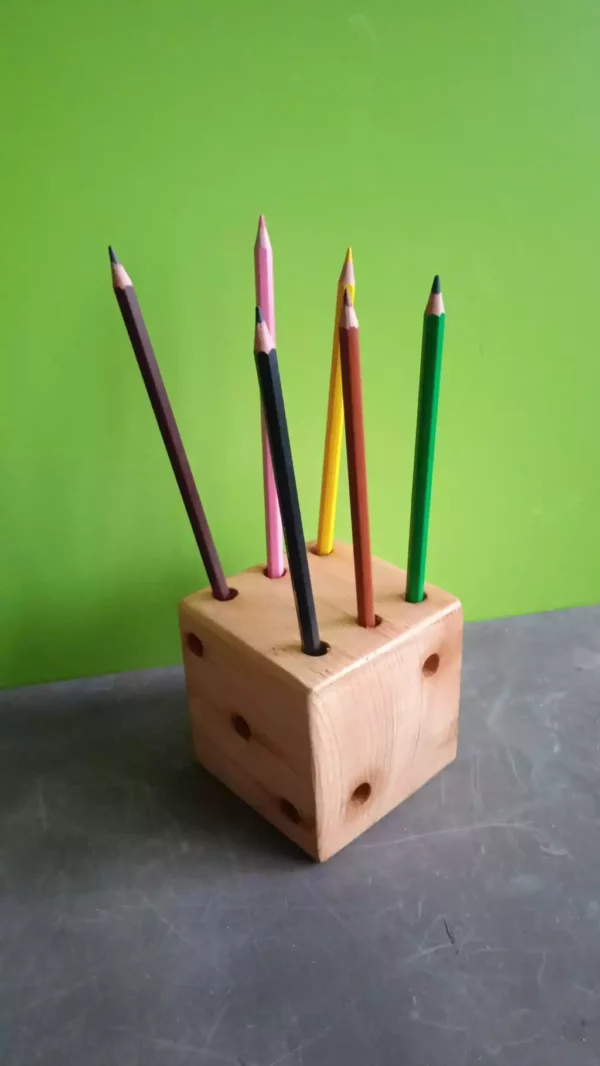 pot à crayon en forme de dé bureau enfant