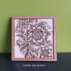 puzzles en bois sur plaques de fond fleur