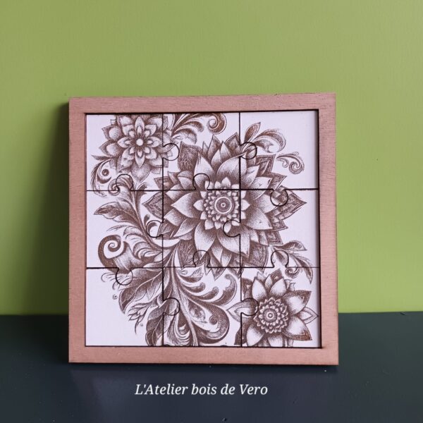 puzzles en bois sur plaques de fond fleur