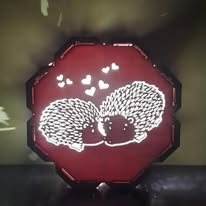 lampe bois découpé laser motif décoratif LED allumée hérissons