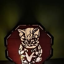 lampe en bois découpé au laser motif décoratif chat LED allumée
